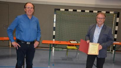 Bild: jr
Alfons Haberkorn (links) erhielt von Bürgermeister Max Bindl eine Dankurkunde der Marktgemeinde sowie einen Gutschein.