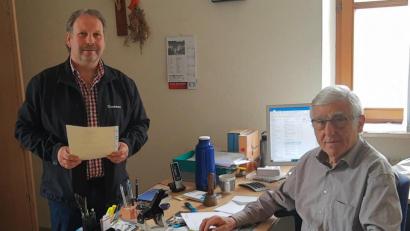 Bild: ld
Schon seit Tagen sorgen Ludwig König und sein Nachfolger im Bürgermeisteramt, Bernhard Schindler (links), für einen reibungslosen und fließenden Übergang in der Gemeindekanzlei. Am 4. Mai um 18.30 Uhr ist Vereidigung im Mehrzwecksaal.