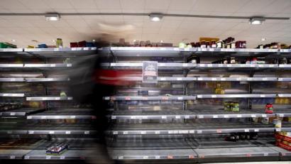 Bild: Christoph Soeder/dpa
Leere Regale in einem Berliner Supermarkt: Aus Sorge um das Coronavirus deckten sich sich Verbraucher mit Toilettenpapier, Seife, Nudeln und Hefe ein.