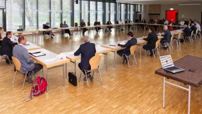 Bild: njn
Viel Platz brauchten die Stadträte in ihrer letzten Sitzung, um die Vorschriften wegen Corona einhalten zu können. Dafür war der große Saal der Stadthalle genau richtig.