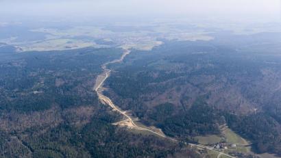 Archivbild: mür
Auf diesem Luftbild sieht der Betrachter vorne Hessenreuth (Landkreis Neustadt/WN) und hinten Erbendorf. In der Mitte verläuft die B 299. Geht es nach dem Naturpark Steinwald soll der Teil des Hessenreuther Walds, der im Landkreis Tirschenreuth liegt, künftig mit als Naturpark ausgewiesen werden.
