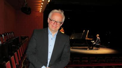 Bild: aks
Bei der TV-Aufzeichnung des Konzerts von Herbert Schuch im Stadttheater nahm sich Fabian Kern auch Zeit für ein Interview zur aktuellen Lage.