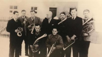 Archivbild: Anneliese Wurdack/exb
Der Posaunenchor Etzenricht stellt sich etwa 1952 zu einer raren Aufnahme zusammen: Albert Bäumler, (stehend von links), Karl Weidner, Albert Weidner, Hauptlehrer Georg Röder, Fritz Bruckner, Hans Schätzler und Hans Riebel, (kniend von links) Otmar Ordner und Theo Schätzler.