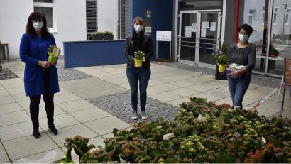 Bild: sck
Blumengrüße von der Frauen-Union zur Verteilung an die Senioren übergibt (von links) die Vorsitzende Birgit Barth an die Caritas-Mitarbeiterinnen Birgit Gsell und Monika Lehner.