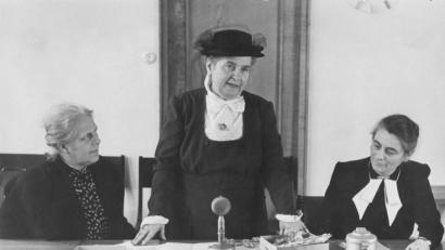 Bild: Archiv Müttergenesungswerk/exb
Elly Heuss-Knapp (Mitte) gründete mit Antonie Nopitsch (rechts) und Vertreterinnen von Frauenverbänden, dem Deutschen Roten Kreuz, der Arbeiterwohlfahrt und des Paritätischen Wohlfahrtsverbandes am 31. Januar 1950 die Elly-Heuss-Knapp-Stiftung – Deutsches Müttergenesungswerk. Die Ehefrau des ersten Bundespräsidenten ist Namensgeberin des Elly-Heuss-Gymnasiums.