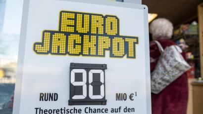 Bild: Patrick Seeger/dpa
Auf einer Tafel wird auf die 90 Millionen Gewinnsumme hinwiesen.