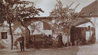 Archivbild: bk
Bis Ende der 50er Jahre stand der Doppeltorbogen vor dem Zweiseithof. Nachdem eine Miste mit Jauchegrube errichtet und der Hof mit Material aufgeschüttet worden war, ging mit dem Heuwagen nichts mehr. Der Abbruch war leider unvermeidbar.