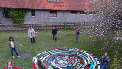 Bild: le
Im Garten des Pfarrzentrums präsentiert der Evangelische Frauenbund um Vorsitzende Christa Riedel (Dritte von links) seinen 100-Meter-Schal.
