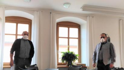 Bild: rfi
Der neue Bürgermeister Ludwig Gürtler (rechts) und der scheidende Bürgermeister Max Völkl (links) bei der Amtsübergabe im Tännesberger Rathaus.
