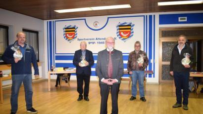 Bild: bnr
Für Bürgermeister Georg Köppl (Mitte) und fünf Gemeinderäte endet ihre ehrenamtliche Dienstzeit im Altendorfer Rathaus. Von links: Stefan Goetz, Johann Braun, Alfons Keilhammer und Reinhold Dirschwigl. Georg Bauer war zu diesem Termin verhindert.