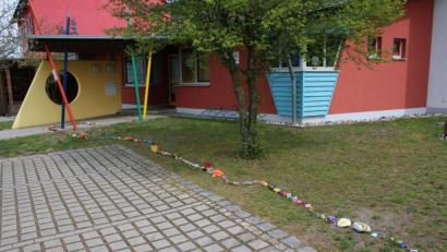 Bild: sne
Vor dem Schwarzenbacher Kindergarten sonnt sich eine lange Steinschlange.