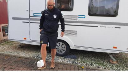 Bild: exb
Rüdiger Reiche vom FC Edelsfeld mit seinem Spielgerät in Corona-Zeiten: Eine Rolle Klopapier.