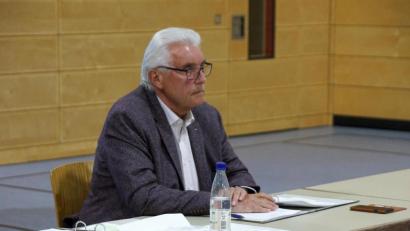 Bild: bkr
Einsam saß amtierender Bürgermeister Josef Hecht bei seiner letzten von ihm geleiteten Gemeinderatssitzung nicht, weil er uneins mit den Räten war, sondern wegen Corona. Vorab dankten ihm die Freien Wähler und die SPD für seinen Einsatz. Die CSU ließ erkennen, dies bei der konstituierenden Sitzung des neuen Gemeinderates am 7. Mai zu tun.