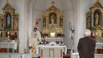 Bild: mmj
In der Dorfkirche "Maria vom Siege" zelebrierte Pfarrer Wolfgang Dietz am 1. Mai den Gottesdienst zum Kirchenpatrozinium.