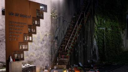 Bild: Bernd Thissen/dpa
Die Gedenkstelle für die Opfer der Loveparade 2010 ist von Laternenlicht beleuchtet.