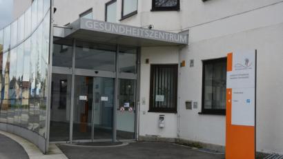 Bild: jr
Die Türen des Gesundheitszentrums Waldsassen bleiben auch in Zukunft geschlossen. Die Kliniken AG hat angekündigt, dass die Orthopädie-Reha den Betrieb nicht mehr aufnimmt.