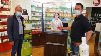 Bild: Bühner
Begeistert von der neuen Trennwand ist Apothekerin Carmen Bock
von der Paracelsus-Apotheke in Weiden. Die beiden Geschäftsführer der Sana-Trennwand GmbH, Josef Kiener (links) und Markus Kiener, stellen den Spuckschutz als Spende zur Verfügung.