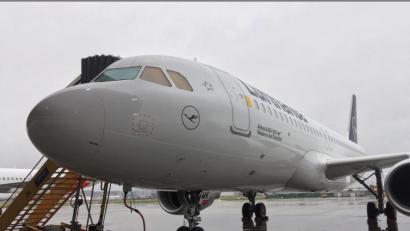 Archivbild: Lufthansa
Der Großteil der Lufthansa-Flotte steht seit März am Boden, darunter auch der A320-200 "Weiden in der Oberpfalz" (hier im Bild vor seiner Auslieferung im Oktober 2019).