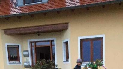 Bild: fvo
Die Bodensteiner-Kinder Johanna, Thomas und Lukas (von links) haben in Zeiten von Corona ihren Maibaum im Garten aufgestellt.