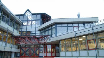 Bild: Petra Hartl
Das Elly-Heuss-Gymnasium in Weiden hat den Unterrichtsbetrieb für Abiturienten wieder aufgenommen.
