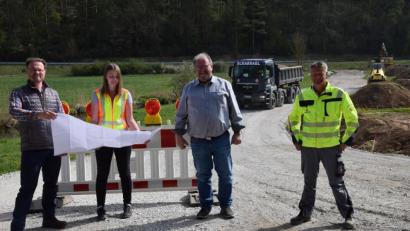 Bild: bö
Der Ausbau der Dorfstraße in Malsbach hat begonnen. Voraussetzung dafür ist eine Behelfszufahrt ins Dorf. Die Baustelle begutachten (von links): Bürgermeister Florian Junkes,, Bauleiterin Ramona Sollfrank von der Firma Scharnagl, Zweiter Bürgermeister Manfred Braun und Polier Jürgen Krämer.
