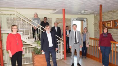 Bild: fz
Nach 22 Jahren geht Geschäftsführer und Vorstandsvorsitzender Helmut Dörfler (vorne, Zweiter von links) in Ruhestand. Sein Nachfolger ist Christian Stadler (vorne, Zweiter von rechts), den der Aufsichtsrat neu bestellte.