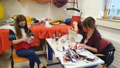 Bild: exb
Nicht nur diese beiden, eine ganze Reihe Betreuer näht im Akkord.