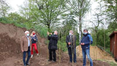 Bild: Thomas Dobler
Gartenpfleger Wolfgang Engel (Mitte) beim Veredeln von jungen Bäumen mit Reiser aus dem alten Krankenhausgarten.