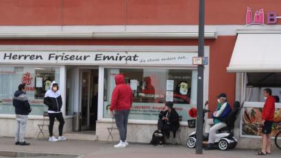 Bild: Kunz
Vor dem Herren Friseur "Emirat" in der Bahnhofsstraße heißt es Schlange stehen.