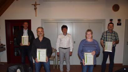 Bild: mmj
Bürgermeister Gerald Reiter (Mitte) verabschiedete die Gemeinderäte Peter Semmler (von links), Hans Wiezorreck, Sieglinde Knott und Helmut Werner.