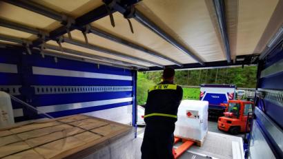 Bild: THW OWEN-Meiler-Logistik/exb
Seit sieben Wochen sind die Fahrzeuge des THW Weiden ununterbrochen im Einsatz. Täglich sind die Ehrenamtlichen mit dem Transport von Schutzausstattung beschäftigt.