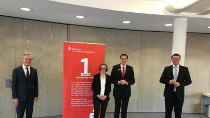 Bild: Sparkasse Schwandorf/Licha
Bernd Rees, hier mit seiner Gattin Elvira (Mitte), wurde von Landrat Thomas Ebeling (rechts) in seiner Eigenschaft als Verwaltungsratsvorsitzender der Sparkasse und vom Vorsitzenden des Sparkassen-Vorstandes, Werner Heß (links), als neues Mitglied des Schwandorfer Sparkassen-Vorstands begrüßt. Rees ist Nachfolger von Wilfried Bühner, der im Ruhestand ist.