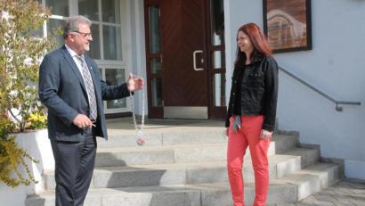 Bild: pi
Johann Maurer übergibt an Marina Hirnet Amtskette und Rathaus-Schlüssel.