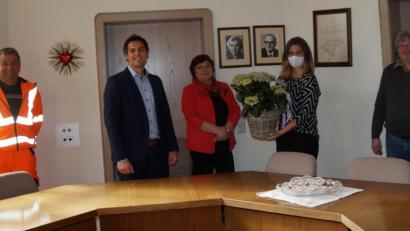 Bild: weu
Personalsachbearbeiterin Lena Thanhäuser (rechts) und Chefsekretärin Anni Hauer übergeben im Namen der Belegschaft einen Blumengruß an den neuen Bürgermeister Rudolf Teplitzky.