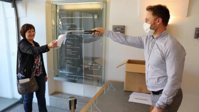 Bild: Stadt Tirschenreuth
Rund 25 000 Euro hat die Stadt in der Coronakrise bislang für den Schutz der Bürger ausgegeben. So hat etwa die Verteilung der Masken an die Haushalte rund 17 000 Euro gekostet. Im Bild Bürgeramt-Mitarbeiter Manuel Dörfler bei der Verteilung der Masken.