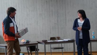 Bild: weu
Bürgermeister Gerald Reiter dankt der scheidenden Vorsitzenden der Gemeinschaftsversammlung, Bürgermeisterin Birgit Höcherl, für ihr Engagement.