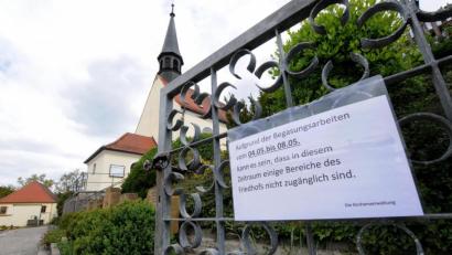 Bild: Stephan Huber
Geschlossen, allerdings nicht wegen Corona: Die Kirche Sankt Peter und Paul in Paulsdorf wird in dieser Woche begast, um dem Holzwurm den Garaus zu machen.
