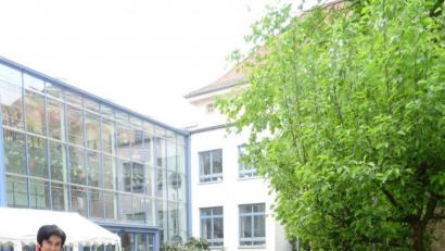 Bild: Daniela Donhauser
Drei Kindergartenkinder aus dem Marienheim schmücken mit ihren Erzieherinnen den Maibaum.