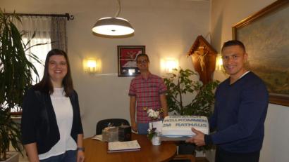 Bild: rn
Mit einem süßen Präsent empfangen Heike Biersack und Harald Wagner den neuen Eschenbacher Bürgermeister Marcus Gradl (rechts).