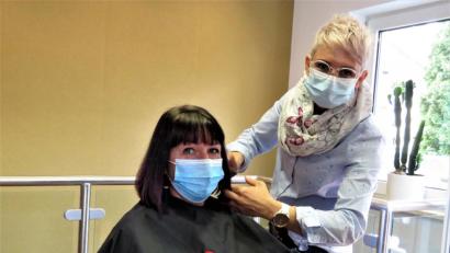 Bild: ubb
Kundin Gabriele Wittich hat ihre Friseurin Angela Kliebhan sehr vermisst.