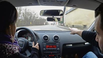 Bild: agentur_dpa
Fahrschüler direkt neben Fahrlehrer, ohne Schutzvorrichtungen. So ein Bild wird es in den nächsten Monaten nicht geben. Wenn die Fahrschulen am 11. Mai den Betrieb wieder aufnehmen, sind bestimmt Auflagen zu erfüllen.