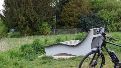 Die Schirmitzer Panoramabank ist bei allen Generationen beliebter Aussichts- und Ruhepunkt. Sie soll auch weiterhin stehen bleiben, das beschloss der Gemeinderat und schmetterte den Antrag eines Bürgers ab.