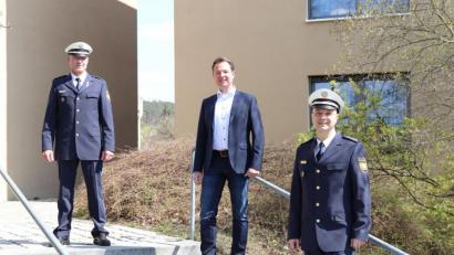 Bild: PI Schwandorf/exb
Wechsel bei der Autobahnpolizei (von links): Josef Decker führt den neuen Chef Heiko Erl ein und verabschiedet den Vorgänger Ingo Witte.