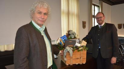 Bild: jr
Verbandsvorsitzender Landrat Andreas Meier (rechts) verabschiedete seinen Stellvertreter Landrat Wolfgang Lippert aus dem Zweckverband zur Wasserversorgung der Steinwaldgruppe. Abwechselnd haben die Landräte der beiden Landkreise Neustadt/WN und Tirschenreuth hier den Vorsitze inne. Wolfgang Lippert gehörte dem Zweckverband die vergangenen zwölf Jahre an, als kleines Dankeschön gab es einen Korb voller regionaler Genüsse