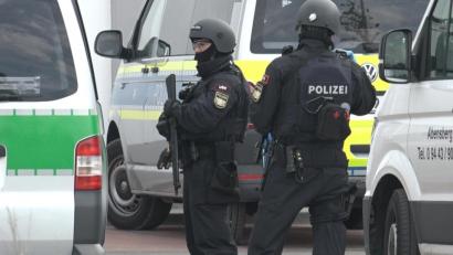 Bild: Alexander Auer
In Abensberg versammelte sich am Dienstag ein Großaufgebot an Polizei. Ein 20-Jähriger mit syrischer Staatsangehörigkeit wurde in einem Asylbewerberheim festgehalten.