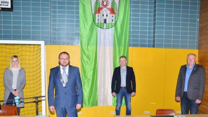Bild: fjo
Bürgermeister Markus Bauriedl (Zweiter von links) leitet seine erste Marktratssitzung, in der Nicole Hoch, Josef Schmucker und Johannes Zeug als Fraktionssprecher berufen werden.