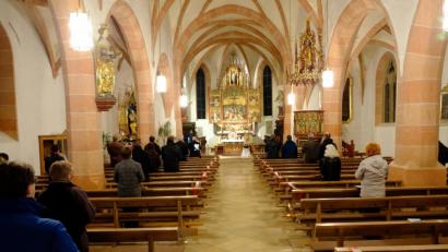 Bild: do
Mit 40 Besuchern ist das Platzangebot in St. Laurentius in Eschenbach unter Beachtung der staatlichen Infektionsschutzvorschriften bei der ersten öffentlichen Liturgiefeier nach sieben Wochen fast ausgeschöpft.