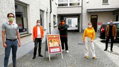 Bild: Nico Hanelt/exb
Über das Ergebnis der Aktion freuen sich (von links) Dominik Moser (Moviaq), Toby Mayerl (Tanquoray), Ashonte Dolo Lee (Tanquoray), Mercedes Mayerl (TNT Productions) und Alexander Viebig (Moviaq).