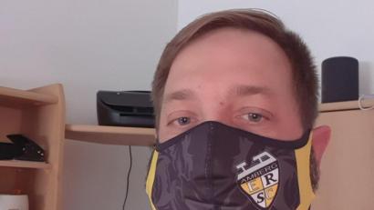Bild: exb
ERSC-Nachwuchsobmann Andy Wendel als ‚Model‘ mit der Mund- und Nasenschutzmaske der Amberger Wild Lions“.