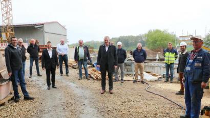 Bild: gru
Mit dem nötigen Abstand nahm die Raiffeisenbank Sulzbach-Rosenberg die Gutscheinübergabe für ein späteres Plattenfest vor.